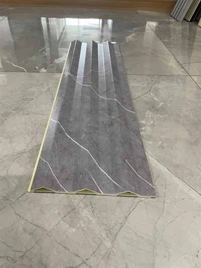 Vroubkovaný dekorační panel WPC